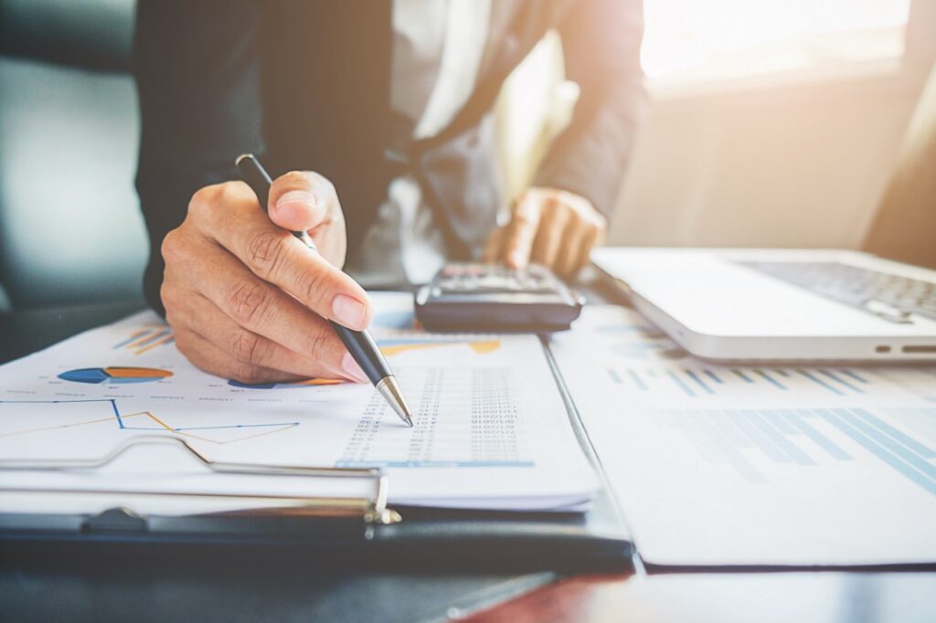 Análise de documentos e informações financeiras